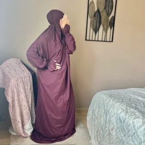 Robe de prière Lamboc bordeaux portée vue de profil